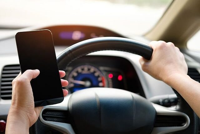 Kuwait Introduces Strict Penalties for Phone Use While Driving