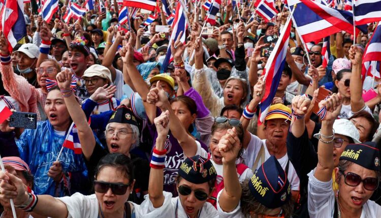 Thousands Rally in Bangkok Demanding Thai PM Resign Over Border Dispute