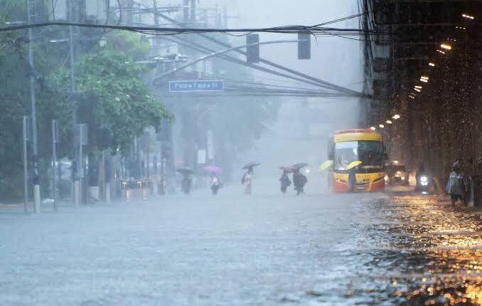 Philippines Shuts Schools, Cancels Flights as Typhoon Co-May Hits Luzon