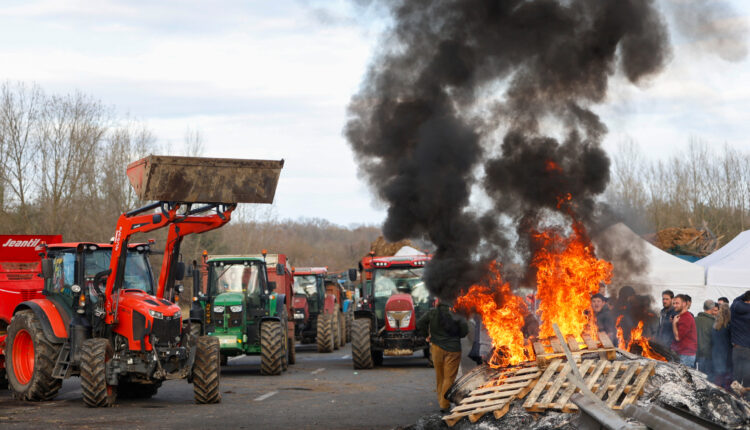 EU Set to Delay Mercosur Trade Deal as French Farmers Block Roads in Protest