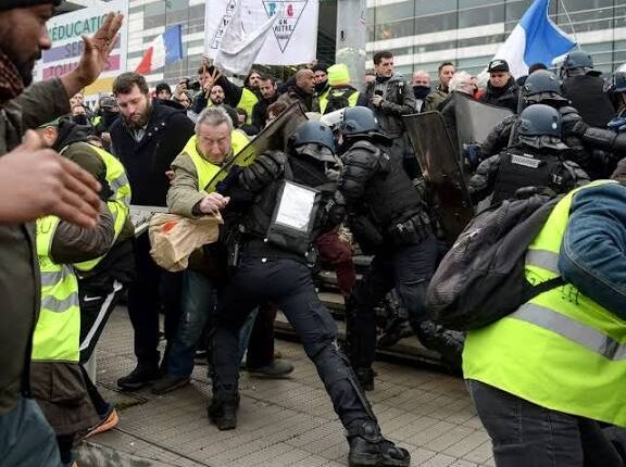 French TV Airs Unseen Footage of Police Violence Against Yellow Vests Protesters in 2018
