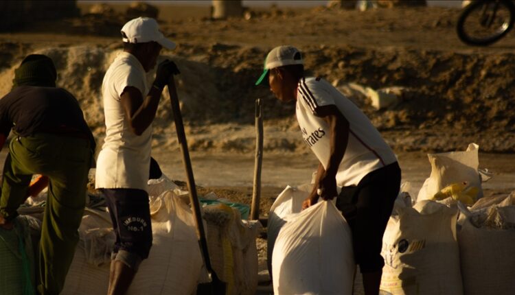 Colombia to Issue Transitional Decree on Minimum Wage Hike After Court Suspension