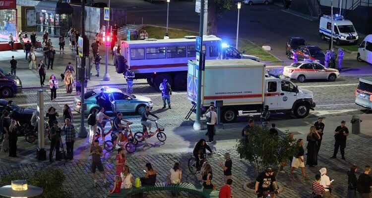Female Suicide Bomber Kills Three, Injures 21 in Moscow Restaurant Attack